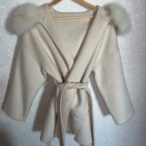 Vit kappa - En super elegant och fin kappa, använts några få gånger ( inga defekter ), om ni har frågor skriv till mig🫶🏼 priset kan diskuteras 