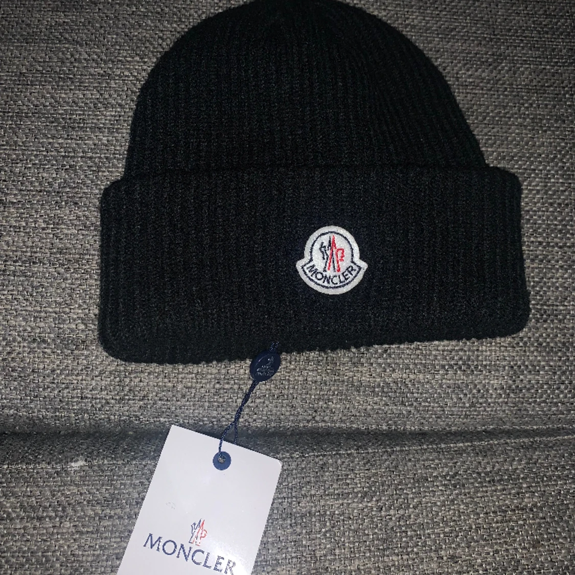Jag säljer en äkta moncler mössa