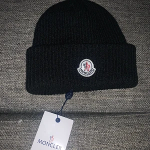 Jag säljer en äkta moncler mössa - Äkta moncler mössa