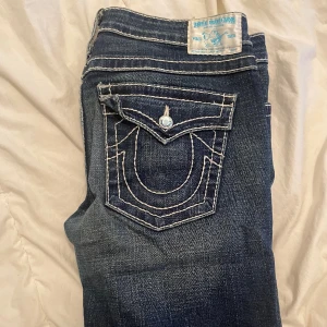 true religion jeans - snygga true religion jeans köpta här på plick men de passa tyvärr inte. Skriv för fler bilder och mått.  Säljer väldigt billigt för vill bara bli av med dem🙏🏼🙏🏼