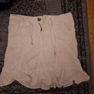 Vit kjol från edc by esprit i storlek 34. Säljs för att den för för stor för mig men har inga defekter. Skriv vid frågor💕