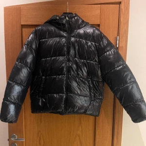 Svart vinterjacka  - Jättegosig och varm, helt ny och oanvänd vinterjacka från lager 157. Sitter så fint men var tyvärr lite stor för mig. 