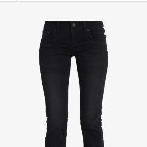 Superfina lågmidjade, bootcut jeans. Använt mycket men är i väldigt gott skick. Säljer då de är för korta. Nypris: 799kr 