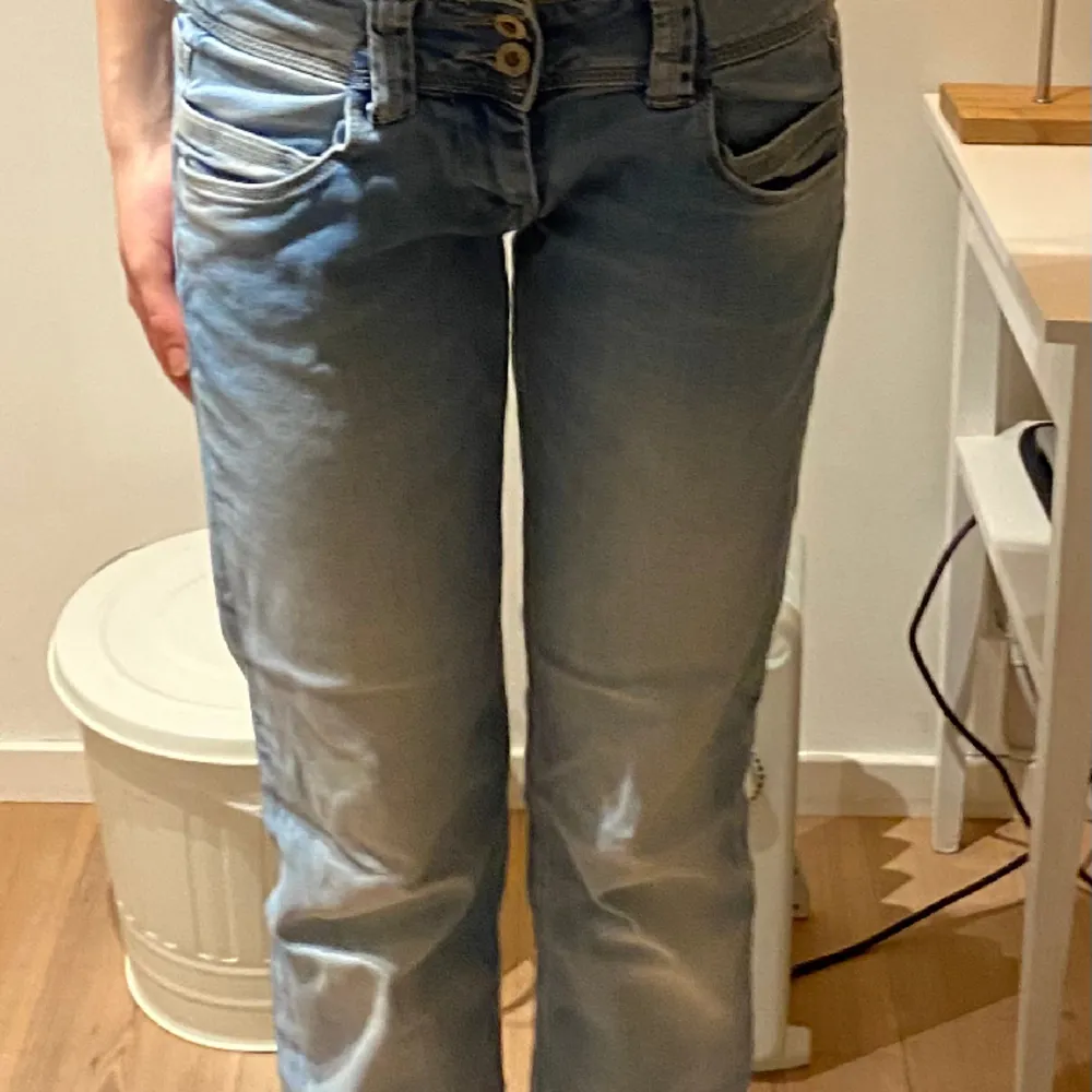 Super snygga Pepe jeans som jag säljer pga att de är lite för stora för mig som vanligtvis har xs-s. Kom privat för fler bilder🤍. Jeans & Byxor.
