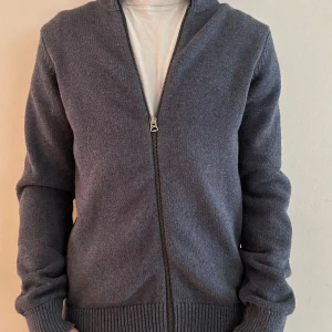 Mörkblå zip cardigan kofta  - Mörkblå zip cardigan kofta, storlek S  men passar också M