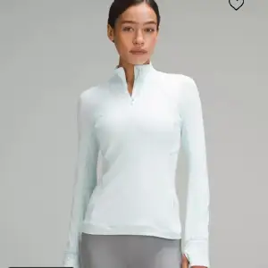 Dupe på Lululemon Half zip up tröja i en ljusblå färg, använd ej köp nu
