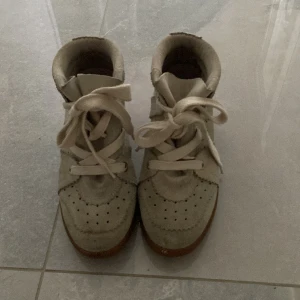 Isabel marant- Bobby Leather sneakers - Jag säljer mina isabell marant skor som jag inte använder något mer. Dem är i ett väldigt bra skick. Nypris 5900kr.