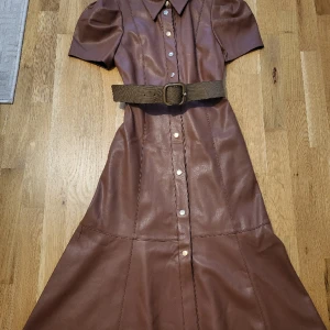 Klänning från Zara  - Helt ny, brun färgad och lång från Zara.