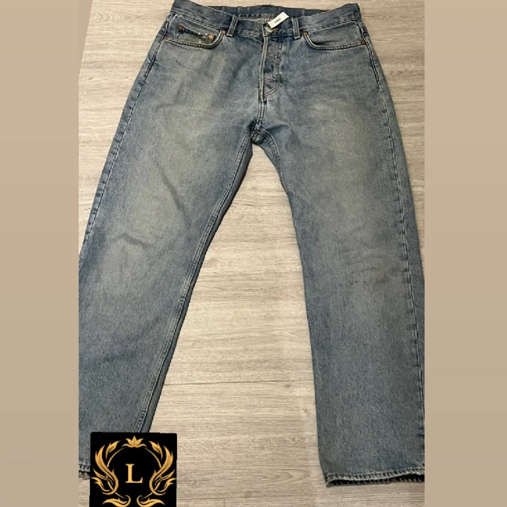Ett par riktigt feta jeans! Från Weekday! Skicket är 9/10 inga defekter ny pris 699 mitt pris är 249🙌 eller kom med andra prisförslag. (bara att skriva för mer info). Jeans & Byxor.