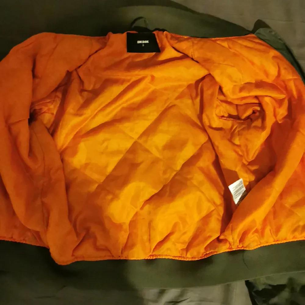 En fräsch bomber-jacka med en cool orange innefärg, väldigt bra skick. . Jackor.