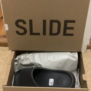 Yeezy slide  - Ett par yeezy slides slate grey i storlek 42, aldrig använda! Kvitto finns 