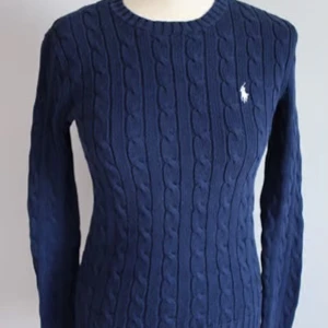 Ralph Lauren stickad tröja - Storlek s, använt typ 2 gånger Säljer för 700 + frakt!