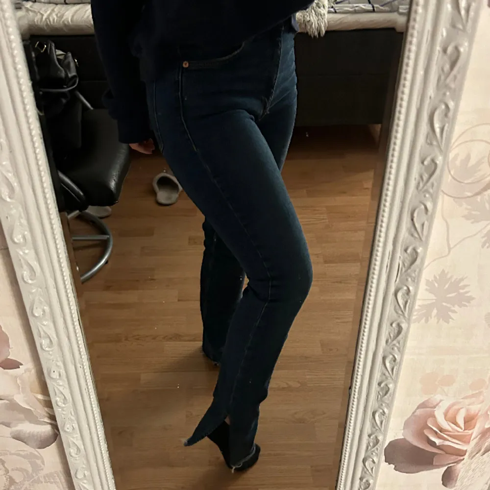 Mörkblå high waist jeans från zara med slits vid benen! Säljs pågrund av att jag inte längre använder högmidjat. Inga synliga defekter, har klippt längden så den passar mig, är ca 162cm. Jeans & Byxor.