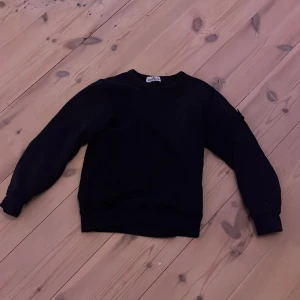 Stone island tröja  - Fin stone island tröja i 8/10 skick. Storleken är runt 152 men passar även någon som är 160.