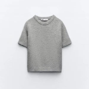 Zara stickad t shirt  - Lagt ut innan men ångrade mig men nu säljer jag den skriv för fler bilder 🩷Stickad t shirt i färgen grå Storlek s använd 3-5 gånger har inte blivit nopprig skriv för fler bilder ❤️ zara pris 329 säljer för 250 priset kan diskuteras vid snabb affär 