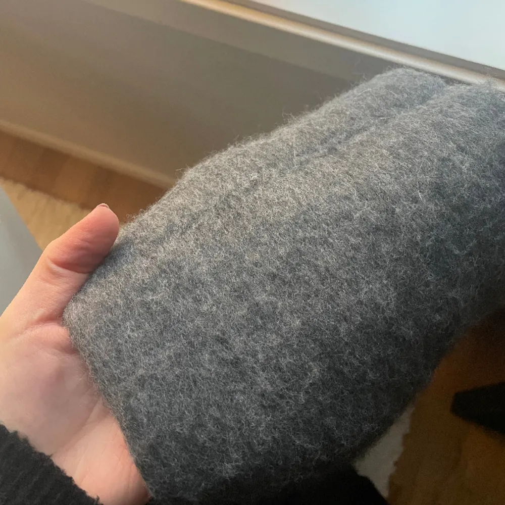 Säljer min helt oanvända gråa halsduk från hm då den inte kommer till användning. Superbra skick, aldrig använd som sagt. Fin och mjuk. Ca 35cm bred och 2m lång.. Övrigt.