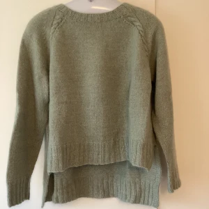 Stickat - Jättefin ljusgrön tröja i ull och mohair stickade av mig. Tröjan är längre på bakstycket med sprund i sidorna.