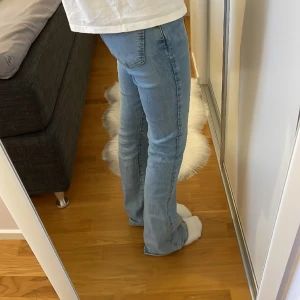 Lågmidjade flare jeans - Superfina lågmidjade flare jeans från Gina tricot i storlek 32💗 har använt de typ 1 gång fast de är för långa på mig (jag är 165)💗 inga defekter och är helt nya💗köpta för 499