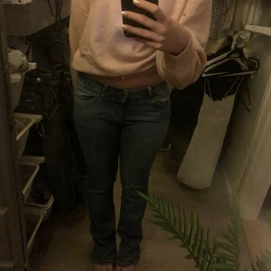 Lågmidjade jeans - Säljer dessa jeans från zara då jag inte använder de. De har lite slitningar längst ner men inget man ser, är 160cm💕