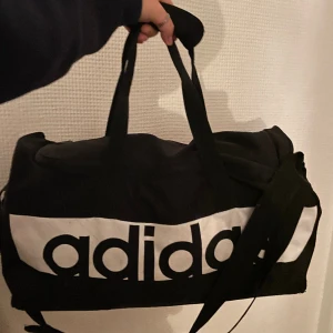 Adidas gymbag  - En aning använd gymnasts från adidas. Ett sidofack och ett stort fack. Perfekt för skor och handduk och allt annat man kan behöva☺️ 
