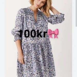 Blå blommig klänning - Blå blommig lång sommrig klänning med knytning, lik den på första bilden! Aldrig använd 🥰