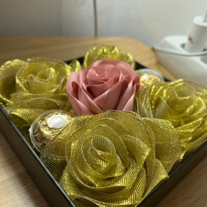 Box med choklad och blommor  - Detta box är med choklad och blommor du kan välja själv om du vill ha med choklad eller inte, eller nån annan färg på blommor 