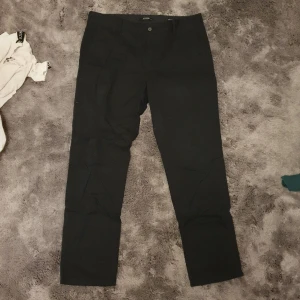 LC Waikiki Chinos - Chinos som är oanvända och i nyskick. Slim Straight Fit och storleken 34/30