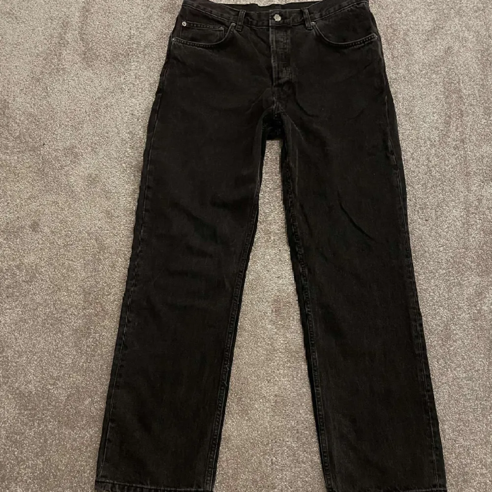 Svarta lite baggy jeans Aldrig använda . Jeans & Byxor.
