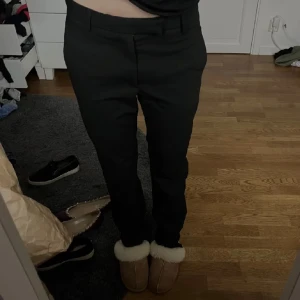 Lågmidjade Kostymbyxor  - Snyggaste lågmidjade kostymbyxorna från Hope❤️‍🩹 Nypris runt 1500 kr