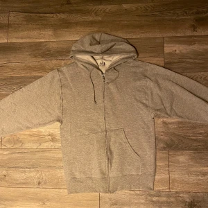 Grå zip-hoodie  - Säljer min zip-tröja från Fruit of the loom, bra skick! Perfekt för båda vinter och sommar, riktigt bra passform! 