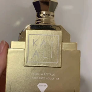 Kayali parfym  - Kayali parfym i lukten Vanilla royale sugared patchouli 64. Den doftar vanilj, cremebrule perfekt till hösten. 🤎 Säljer pga att doften ej passade mig.  Helt oanvänd  Ordinarie pris 1069kr 