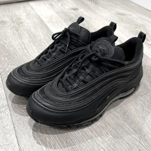 Nike Air Max 97 - Tjena! Säljer ett par skor Nike Air Max 97 som ni ser på titeln. Storlek: 43, skick:10/10 helt nya. Priset går att diskuteras och skorna kan paketeras som julklapp vid begära! Vid intresse eller funderingar skriv PM 🙌
