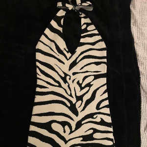Zebra klänning  - Halterneck klänning i zebra mönster. Endast använd 2-3 gånger så den är så gott som ny! Köpt på Gina Tricot🖤🤍