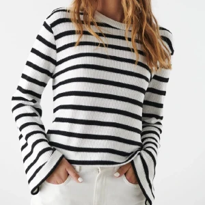 Randig tröja - Sååå fin randig tröja från Gina Tricot. Knappt använd. Köpte den i stl L dä jag ville ha den Oversized. Skulle säga att den är mer som en M. Brukar ha XS-S i vanliga fall