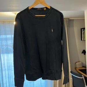 Polo  - Säljer  blå polo Ralph lauren tröja. Väldigt bra kvalite. Aldrig använt. Storlek M. Hör gärna av er om ni har frågor😁