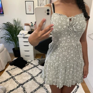 grön blommig klänning - säljer denna gulliga sommarklänningen på grund av att den börjar bli för liten för mig💞 kontakta för frågor eller fler bilder⭐️