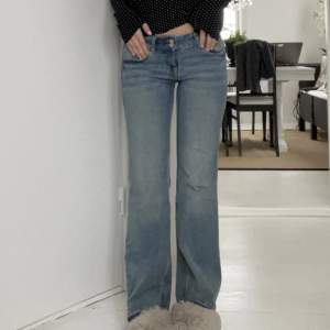 så snygga lågmidjade jeans från HM💋de är uppsprättade längst ned så de är lite fransiga. coola fickor där bak. jag är 172cm för referens.  använda men fortfarande bra skick! 🫶🏻 midjemått rakt över: 35cm innerbensmått: 79cm ytterbensmått: 103cm