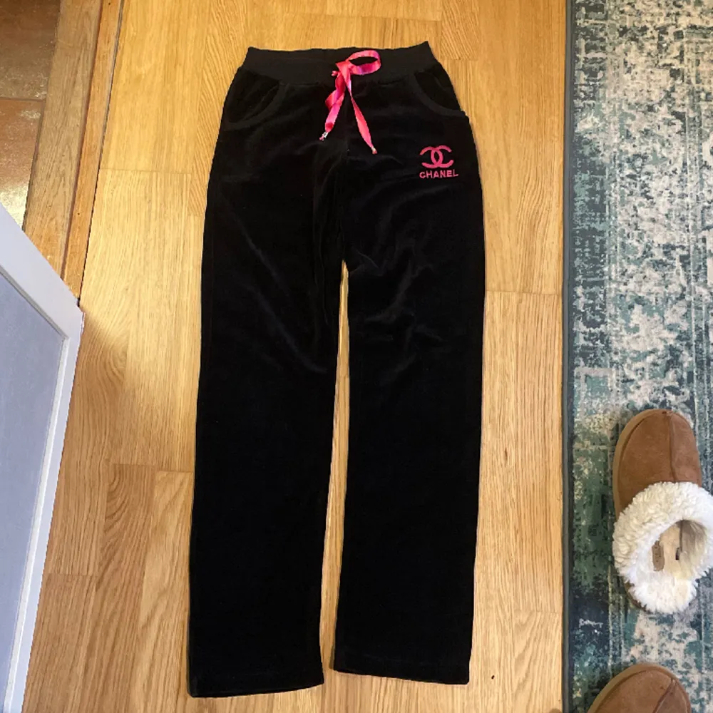 Byxor till set, tröja finns i annan annons. Svart sammet, med rosa detaljer. Jeans & Byxor.