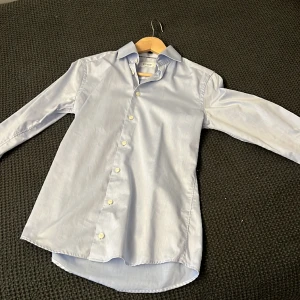 Eton skjorta - Säljer gammal Eton skjorta. Storlek 35 super slim. Väldigt bra kvalite, sällan använd