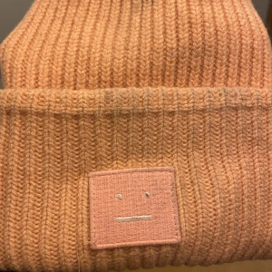 Rosa Acne - Nypris: 1000kr