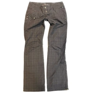 Lowrise bootcut pants - Lågmidjade grå/bruna byxor ifrån timezone