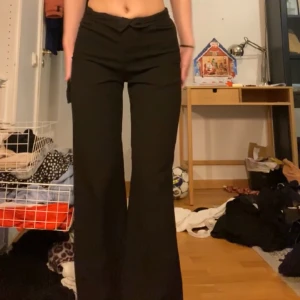 Kostymbyxor från bershka - Säljer mina favorit kostymbyxor från bershka då jag har för mycket kläder. Väl använda, defekter nere vid benens slut. Nypris 400kr. Storlek 32. Skriv privat för fler frågor ellee bilder😊