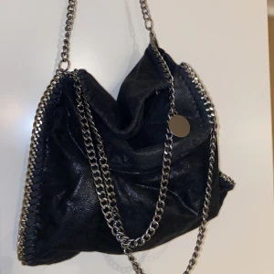 Stella McCartney inspirerad väska - Superfin väska som liknar den från Stella McCartney. Använd men i fint skick!