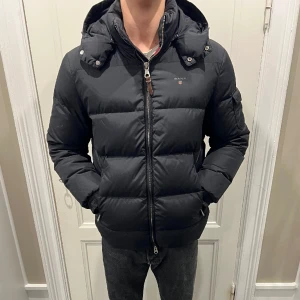 Gant jacka - Snygg och varm dun jacka från Gant. Den sitter perfekt på mig som är 185cm och väger 78kg. Det är en size M och cond är 9/10. Ny pris 3600kr mitt pris 1399kr