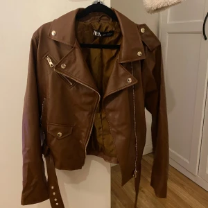 Brun bikerjacka - Köpt på zara, knappt använd 🫶🏼