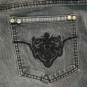 Lågmidjade jeans - Säljer lågmidjade jeans, den är i väldigt bra skick💗