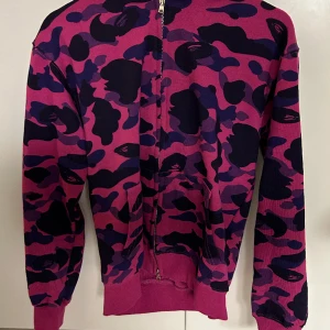 Bape hoodie  - (Rep) Säljer min bape hoodie då jag ej använder den (använt en gång). Storlek L men den är liten i storleken. Pris kan diskuteras vid snabb affär.