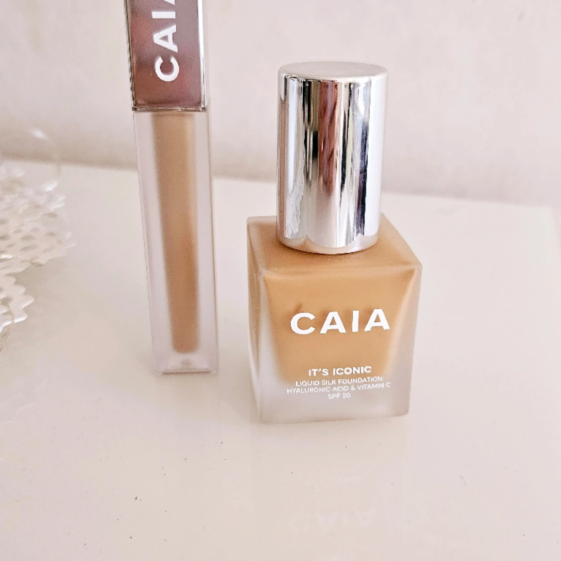 Caia foundation och concealer.