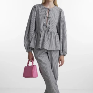 Randig blus med knyte - Säljer denna populära blus från pieces i nyskick! Är helt slutsåld, pris går att diskutera. Hör gärna av dig om du har frågor eller vill ha fler bilder🤗