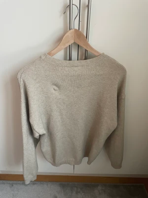 Fin stickad tröja  - Säljer denna fina stickade tröjan från vila i beige. Köpt här på Plick, och väldigt fint skick.  Säljer då den inte passar mig, men superfin tröja. Storlek L, men sitter bra på en s/m🥰